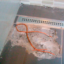 Ukážkový prípad, ako sa vykurovacie káble nemajú pokladať. Po krátkej dobe prestalo podlahové kúrenie v kúpeľni hriať, po odkrytí dlažby sa ukázalo chybné kríženie vykurovacích káblov