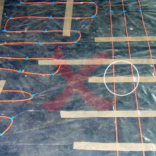 In this case, it may not be obvious what is wrong at first glance. The problem lies with the adhesive tape used to affix the cable to the base. Although the installation regulations do not prohibit fixation with adhesive tape, the tape must enclose the cable as tightly as possible. Notice the circled detail – the tape creates a roof over the cable which the concrete has no chance to penetrate. The tape is approximately 5 cm wide at this point, preventing heat dissipation from more than 2/3 of the heating...