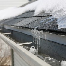 Der Winter ist für viele Gebäude eine enorme Belastung, da sich Eis in Dachrinnen und Fallrohren ansammelt.