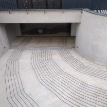 Entrée dans un garage souterrain.