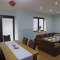 Obývací pokoj má pod plovoucí podlahou topné folie ECOFILM, potřebný příkon je doplňuje skleněný sálavý panel GR v bílé barvě skla