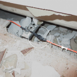 Přerušení topného kabelu bylo opraveno pomocí lámací svorkovnice, zaizolované černou elektroizolační PVC páskou. Jak dokazuje několik vrstev lepící pásky, dotyčný opravu rozhodně nechtěl podcenit…