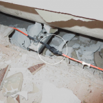 The cut in the heating cable was repaired with a breakable terminal block and insulated with black electrical insulating PVC tape. As the several layers of adhesive tape show, the person in question certainly didn´t want to underestimate the repair….